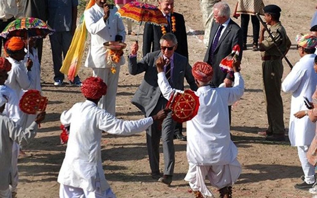 Індія, Толасар. Британський принц Чарльз танцює з жителями села
Толасар неподалік від Джодхпура. Принц Чарльз перебуває з чотириденним
візитом в Індії, де він брав участь у відкритті Ігор Співдружності в
Нью-Делі, після чого вирушив у подорож регіонами Індії. / © AFP