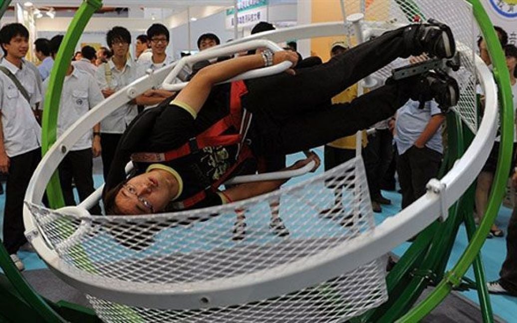 Тайвань, Тайбей. Людина демонструє апарат з тренування рівноваги, розроблений місцевими студентіами, на міжнародній виставці винаходів у Тайбеї. На чотириденній виставці буде презентовано більше 2000 нових продуктів від шести сотень компаній. / © AFP