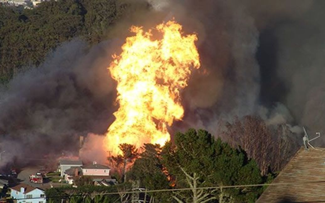 В Сан-Бруно, недалеко від аеропорту стався потужний вибух, в результаті чого понад десяти будинків охоплені полум&#039;ям. / © 