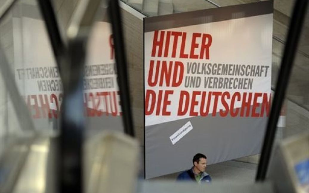 Куратори виставки були змушені з обережністю підійти навіть до її назви. Первісна версія - "Гітлер" - була змінена на більш конкретне: "Гітлер і німці. Націоналістичне суспільство і насильство". / © AFP