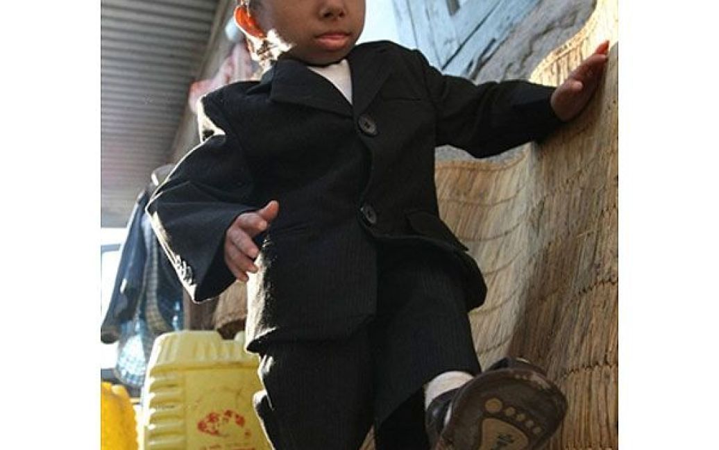 Непальця Хагендру Тапа Магара офіційно визнано найменшою людиною в світі, його зріст становить 67,08 см. / © AFP