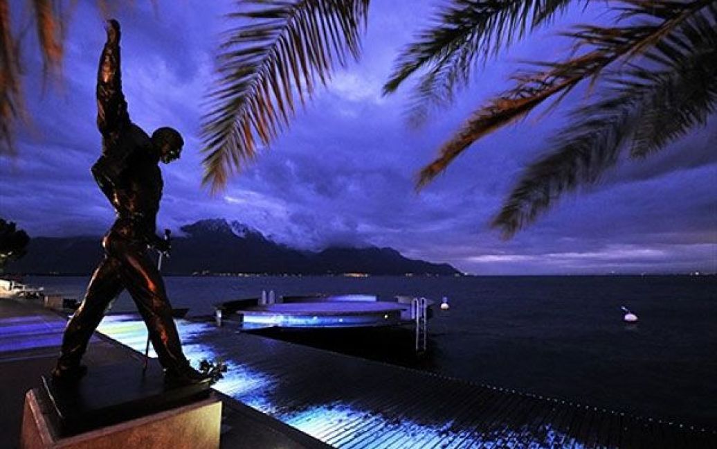 Швейцарія, Монтре. Статуя Фредді Меркьюрі з гурту "Квін" на березі Женевського озера. Цю статую відкрили у 1996 році, через п&#039;ять років після того, як помер співак. / © AFP