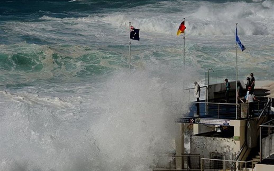 Хвилі накривають будинок клубу на відомому сіднейському пляжі Бонді. Через штормове попередження цими вихідними будуть закриті усі пляжі Сіднея. / © AFP