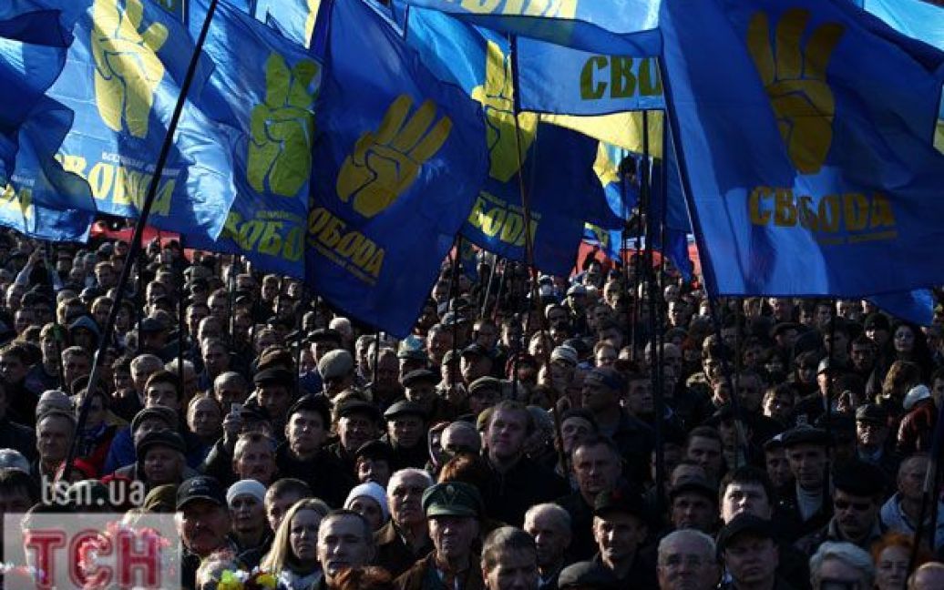 На мітинг за визнання УПА в Києві біля пам&#039;ятника Шевченку зібралося близько тисячі осіб / © ТСН.ua
