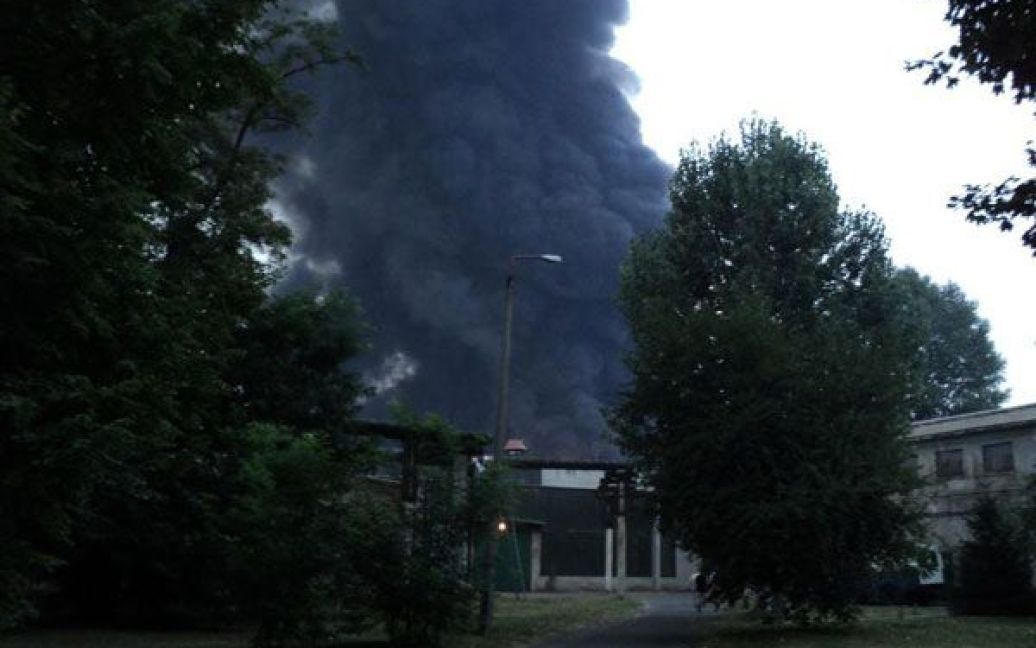 Очевидці повідомляли про густий чорний дим, що розповсюджувався в районі пожежі. / © gazeta.ua