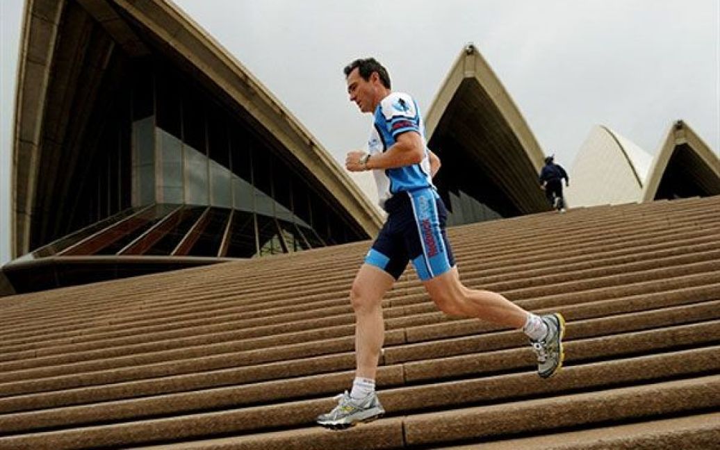 Австралія, Сідней. Австралійський легкоатлет-марафонець Пет Фармер збігає сходами будівлі Оперного театру в Сіднеї, де він презентував свій нон-стоп забіг з Північного на Південний полюси. Забіг "від полюса до полюса" має розпочатися у березні 2011 року. Фармер очікує отримати за свій забіг 100 мільйонів доларів США для програм Червоного Хреста. Фрамер повинен буде подолати без зупинок 21 000 км, подорож проходитиме у 14 країнах Північної та Південної Америки. / © AFP