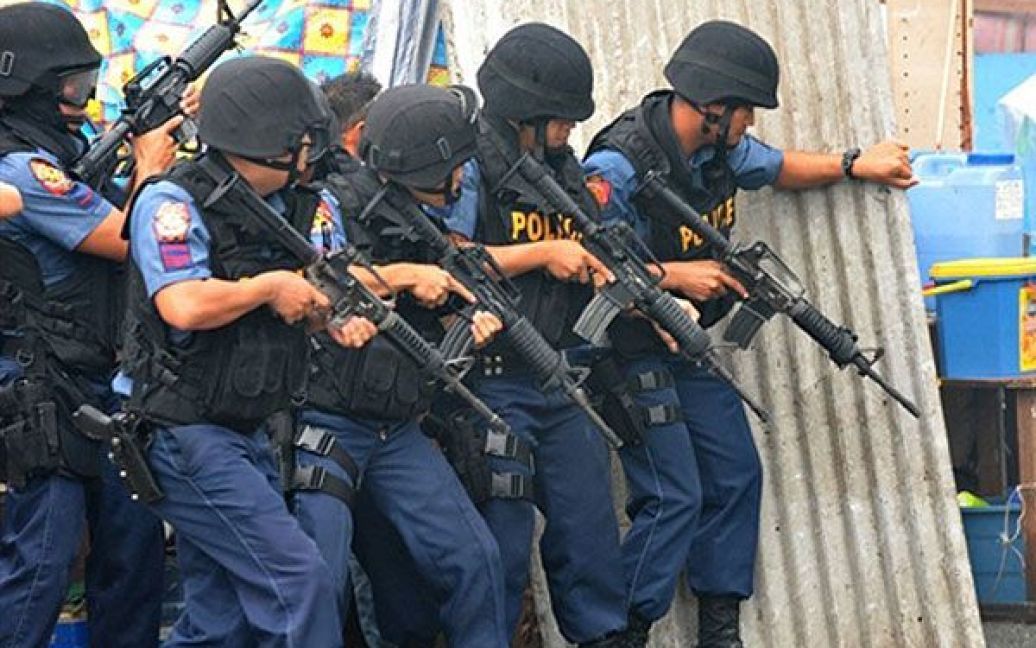 Філіппіни, Маніла. Поліцейські розшукують осіб, які кинули у них саморобний вибуховий пристрій  під час операції зі знесення нетрів на приватній землі у Кесон-Сіті, передмістя Маніли. Заворушення у передмісті спалахнули, коли озброєні поліцейські спробували знести кілька сотень будівель, встановлених нелегально на приватній території, господар якої виграв судову справу щодо своїх прав власності на землю. Незважаючи на вибух саморобної бомби ніхто не постраждав і не отримав поранення. / © AFP