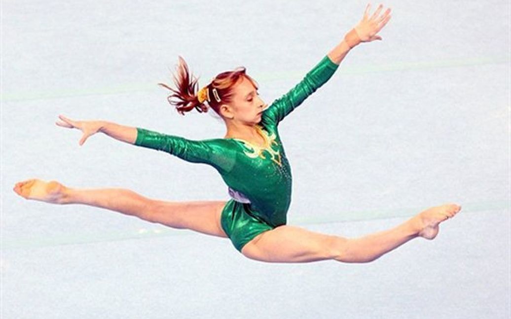 Виступ росіянки Вікторії Комової на кваліфікаційних змаганнях з художньої гімнастики. / © AFP