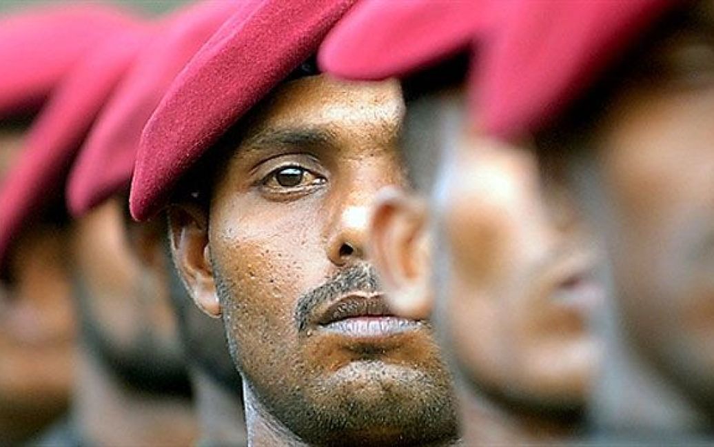 Шрі-Ланка, Коломбо. Командос з армії Шрі-Ланки вишикувались під час церемонії з нагоди святкування 61-ї річниці армії у Коломбо. Війська Шрі-Ланки у травні 2009 року розгромили повстанців "тамільських тигрів" і закінчили майже 40-річний сепаратистський конфлікт у країні, який забрав тисячі життів. / © AFP