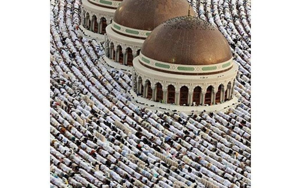 Саудівська Аравія, Мекка. Мусульмани здійснюють ранішню молитву Ід аль-Фітр у Великій мечеті священного міста мусульман Мекки у Саудівській Аравії. Мусульмани у всьому світі почали святкувати триденне свято Ураза-байрам, яке знаменує закінчення місяця посту Рамадан. / © AFP