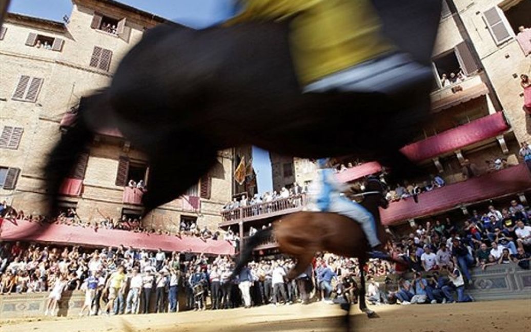 Перегони відбуваються на центральній площі Сієни. / © AFP
