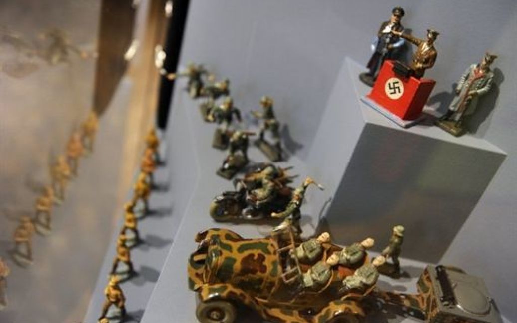 У Німецькому історичному музеї в Берліні вперше у післявоєнній Німеччині відкрилась виставка, присвячена Адольфу Гітлеру під назвою "Гітлер і німці. Націоналістичне суспільство і насильство". / © AFP