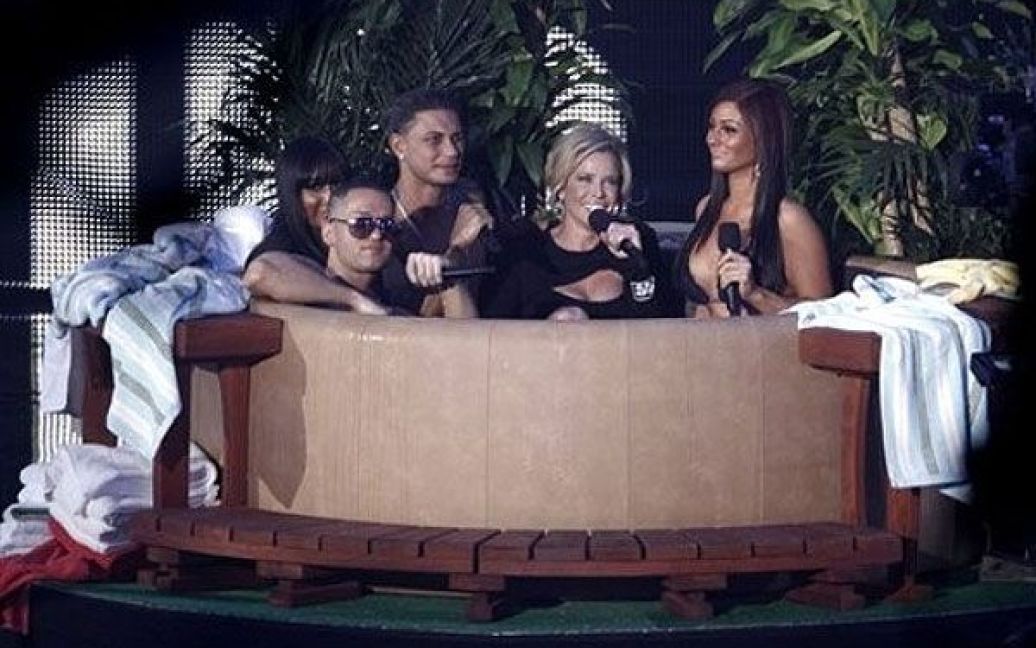 Ведуча церемонії MTV Video Music Awards 2010 Челсі Хендлер, одягнена у "вагітний костюм" сидить у гарячій ванні разом із членами знімальної групи "Jersey Shore" / © daylife.com