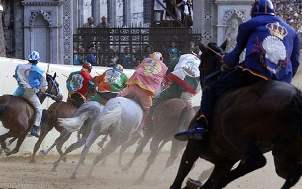 У Сієні відбулися традиційній кінні перегони на честь дня Успіння Богородиці / © AFP