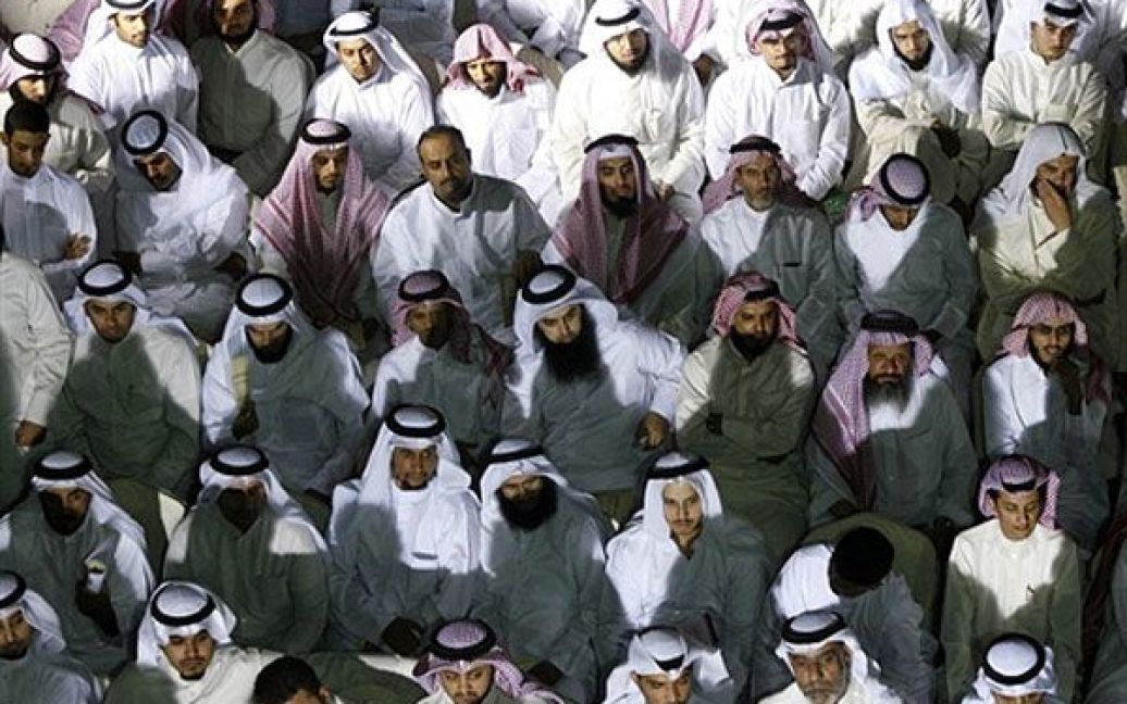 Кувейт. Кувейтські мусульманські сунітські активісти беруть участь у акції, під час якої вони засудили образливі зауваження щодо дружини пророка Мухаммеда, Айші, зроблені шиїтом Ясиром аль-Хабібом, який перебуває у Лондоні у добровільному вигнанні. / © AFP