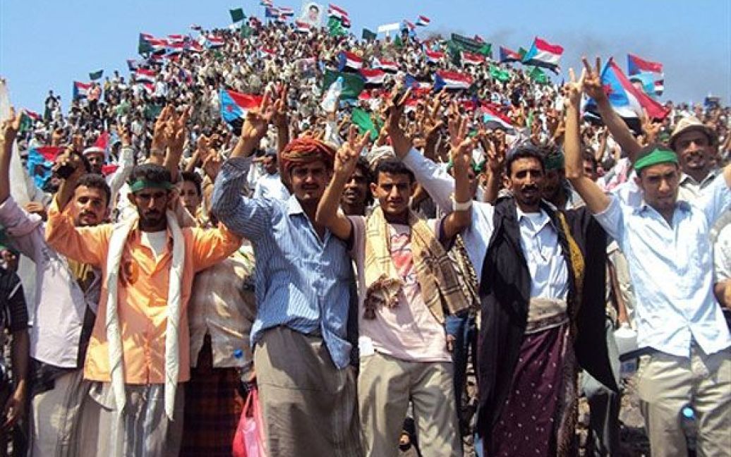 Ємен, Радфан. Прихильники йеменського "Південного Руху" розмахують прапорами колишнього Південного Ємену під час мітингу в місті Радфан у південній провінції Лахдж. Вони відзначили 47-му річницю початку повстання проти британського колоніального правління на півдні Ємену. / © AFP