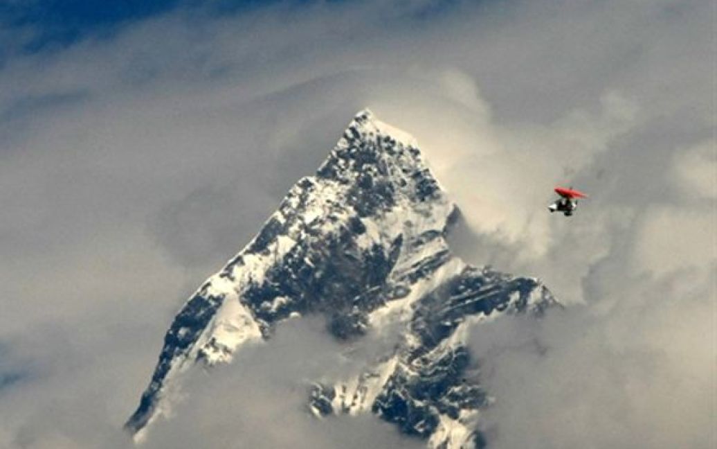 Непал. Надлегкий літак літає над верхівкою гори Мачапучаре, висота якої становить 6993 метри. / © AFP