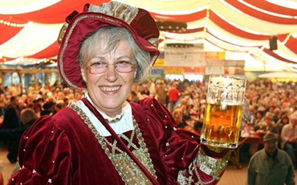 За традиціями "Октоберфеста", жінці, яка відправляється на фестиваль, неодмінно слід одягатися у справжню баварську національну сукню Dirndlkleid - але тільки класичного стилю. / © AFP