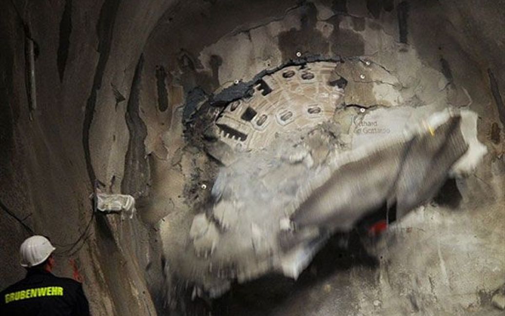 У Швейцарії завершилося прокладання найдовшого залізничного тунелю в світі, після того, як були пробурені його останні півтора метра. / © AFP
