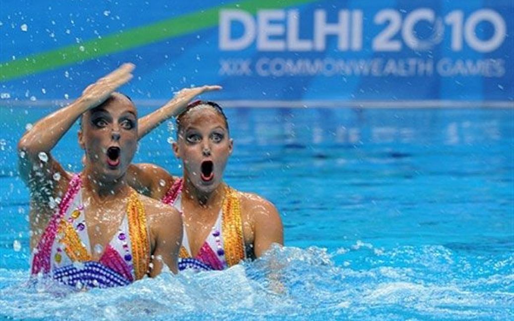Індія. Нью-Делі. Канадські спортсменки Марі-П&#039;єр Бордо-Ганьон і Хлое Ісаак виконують вправу під час змагань із синхронного плавання на
Іграх Співдружності у Нью-Делі. / © AFP