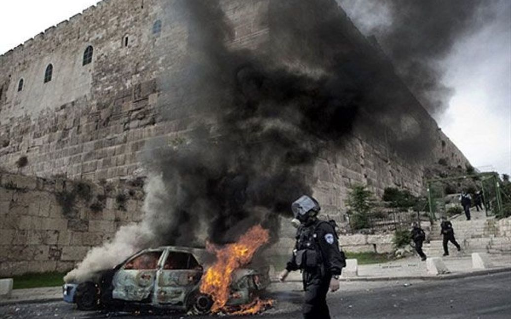 Поруч із мечеттю Аль-Акса підпалили автомобіль / © AFP