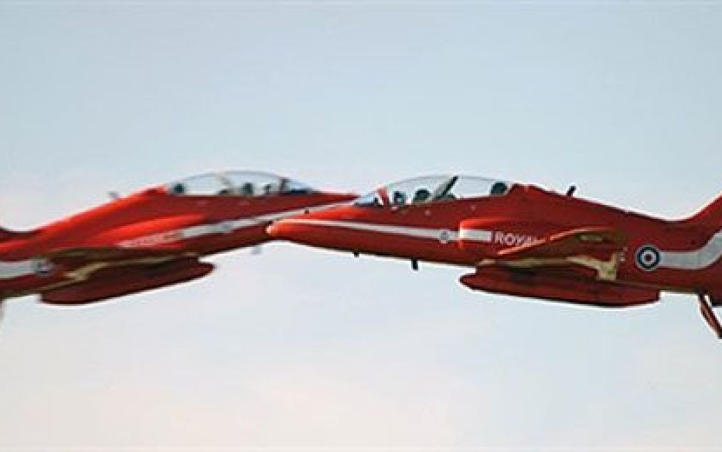 Виступ авіа-акробатичної групи Британських Королівських повітряних сил "Червоні стріли" / © AFP