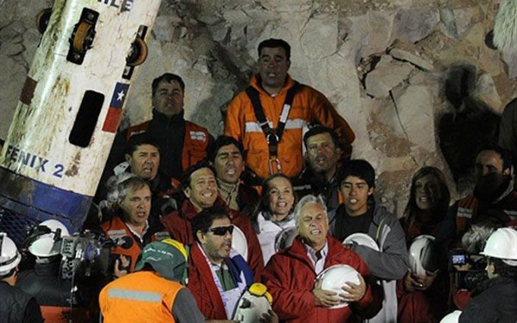 Рятувальники у Чилі підняли на поверхню землі усіх 33 шахтарів, які пробули у підземній пастці, в шахті під завалами, понад два місяці. / © AFP