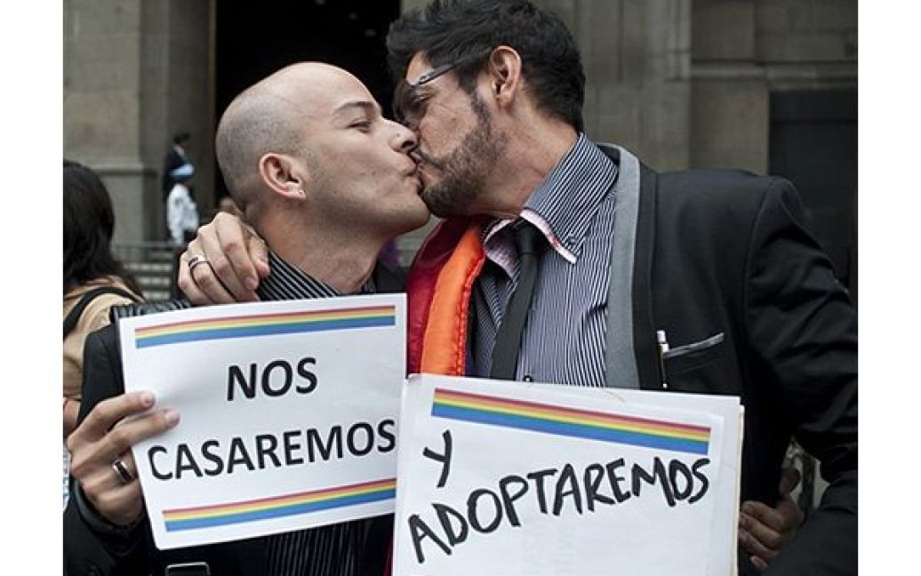 Подружжя геїв святкують прийняття парламентом Мексики закону, який дозволяє всиновлювати дітей одностатевим подружжям, у Мехіко. / © AFP