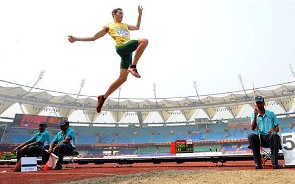 Індія, Нью-Делі. Австралійський легкоатлет Фабріс Лап&#039;єр виконує стрибок у довжину під час кваліфікаційних змагань з легкої атлетики на Іграх Співдружності у Нью-Делі. / © AFP