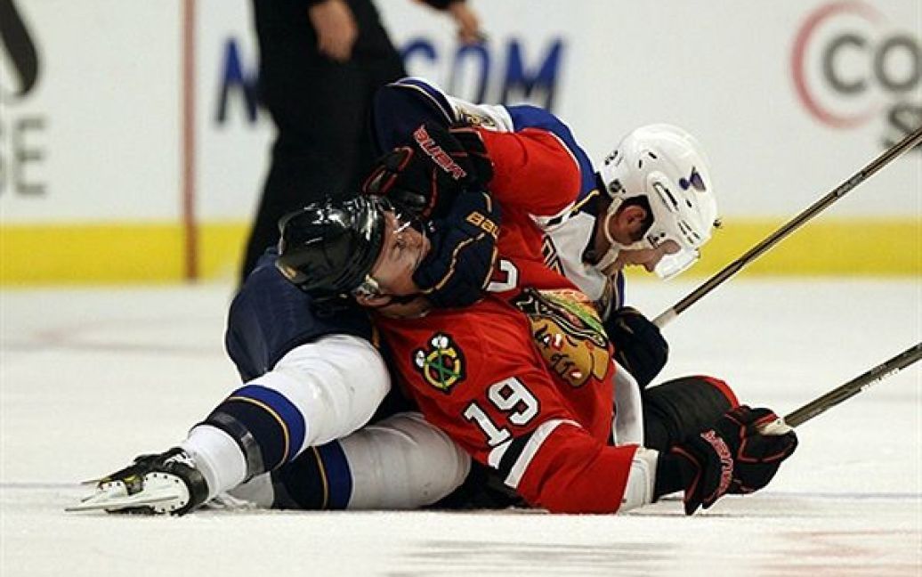 Хокеїсти Джонатан Тоувс та Девід Бейкс вчинили бійку під час матчу між клубами "Chicago Blackhawks" та "St. Louis Blues" у Чикаго. / © AFP