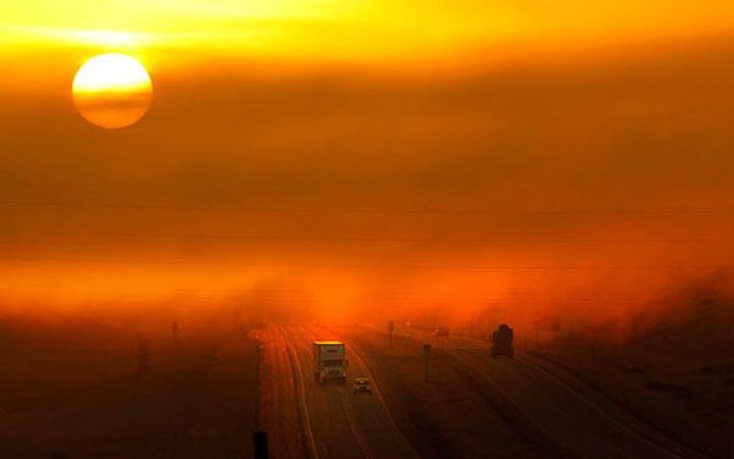 США, штат Вайомінг. Сонце сходить у хмарах на трасі 25 між Каспером і Гленроком, штат Вайомінг. / © The Telegraph