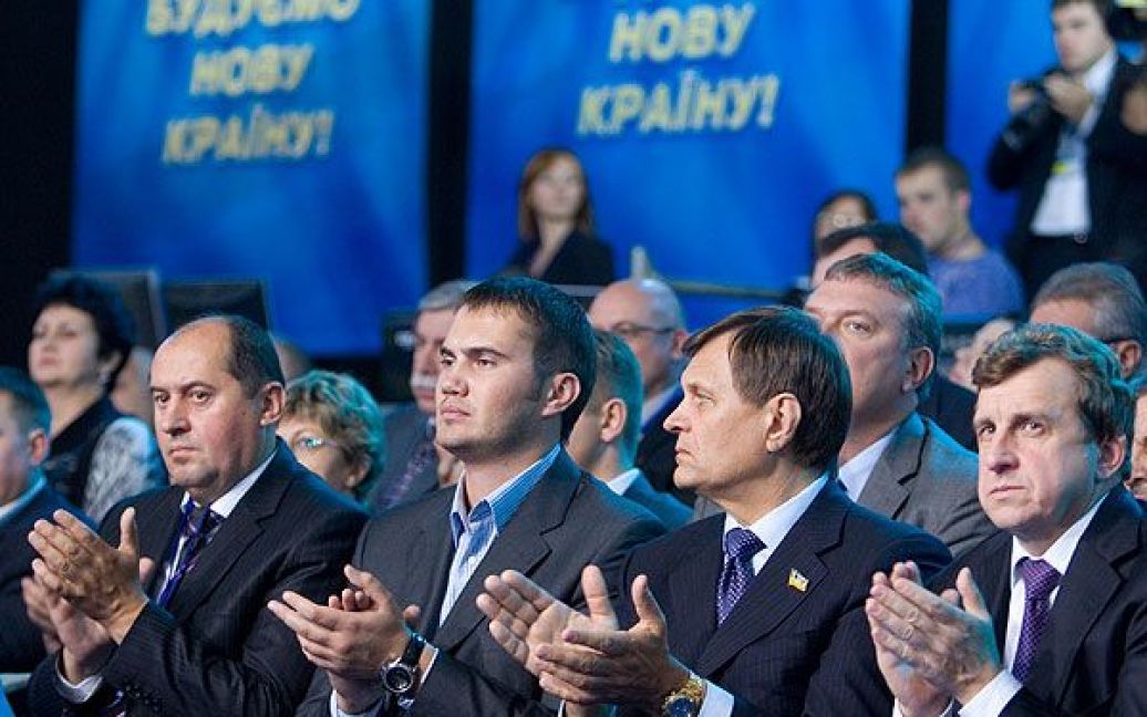 За результатами зборів, було прийнято резолюцію про підтримку курса реформ, який проголосив глава держави, і реалізацію програми "Україна для людей". / © President.gov.ua