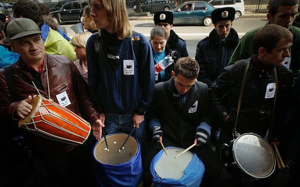Щоб підсилити звуковий ефект від акції, її учасники стукали у цинкові відра та барабани. / © Украинское Фото