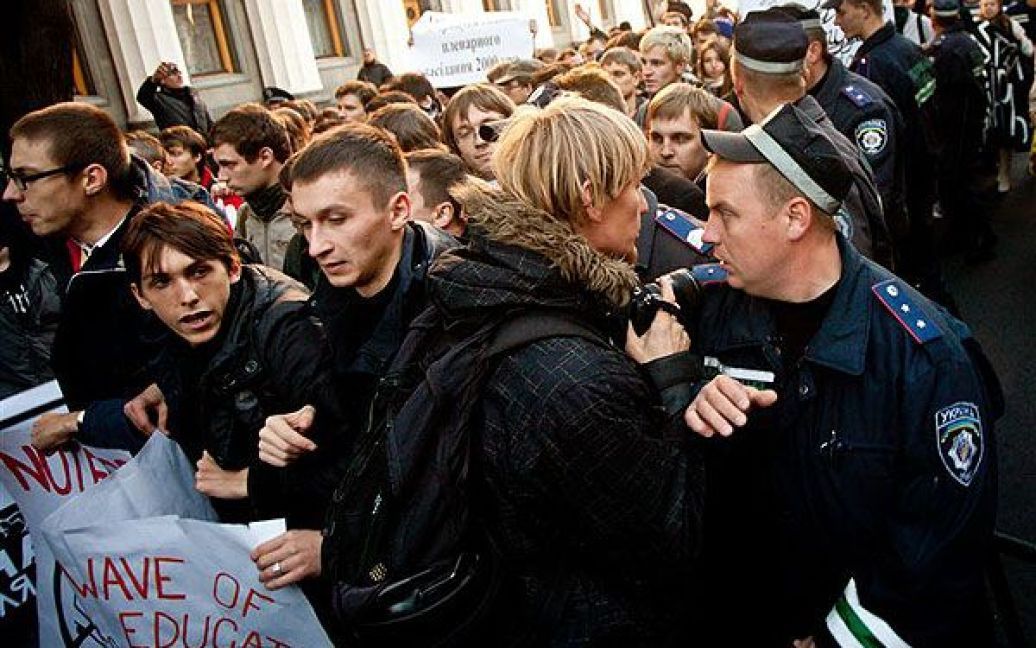 Кілька сотень студентів вийшли на акцію протесту перед будівлею Кабінету Міністрів у Києві / © PHL.com.ua