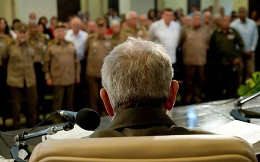 Куба, Гавана. Колишній президент Куби Фідель Кастро взяв участь у презентації своєї нової книги "La Contraofensiva Estrategica" ("Стратегічний контрнаступ"), яка відбулась в університеті Гавани. Фідель Кастро заявив, що його неправильно розтлумачили, коли американський репортер зі слів Кастро записав: "кубинська модель більше навіть для нас не працює". "Мої відповідь, &mdash; сказав Кастро, &mdash;означала зовсім протилежне". / © AFP