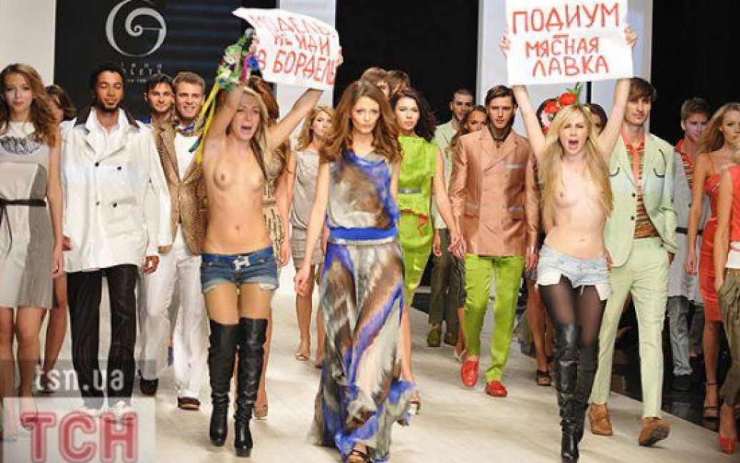 Активістки жіночого руху FEMEN мало не зірвали показ дизайнерки Олени Голець на Українському тижні моди. / © ТСН.ua