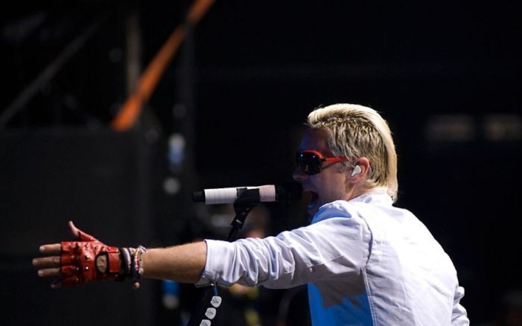 Майже сорокарічний Джаред Лето, який вирішив помалювати голову та чітко копіював увесь виступ рухи та жести Дейва Гехена з Depeche Mode. / © sziget.hu