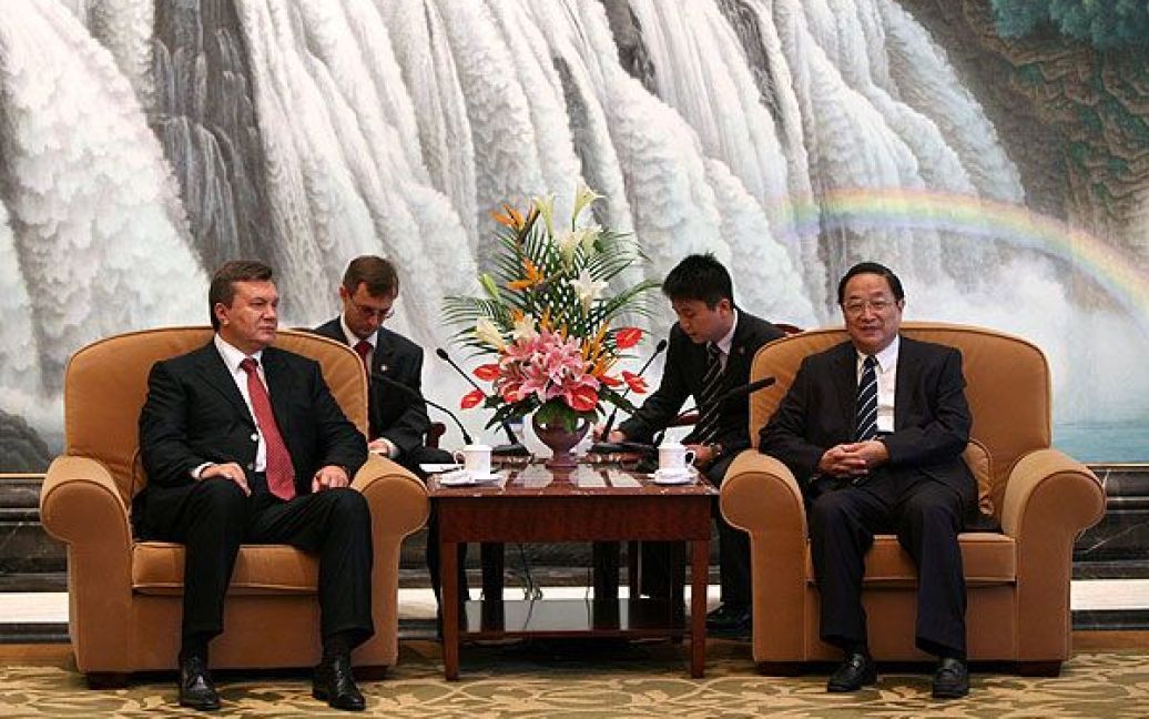 У Китаї Віктор Янукович зустрівся із першим секретарем Шанхайського міськкому Комуністичної партії Китаю, членом політбюро ЦК КПК Юй Чженшеном. / © President.gov.ua