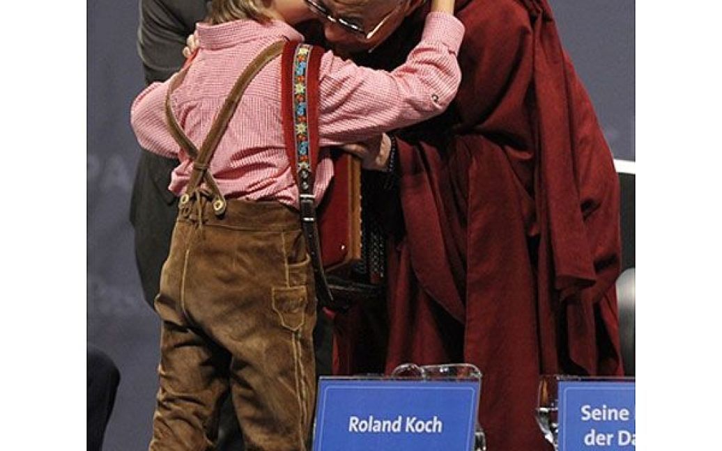 Німеччина, Пассау. Духовний лідер Тибету у вигнанні Далай-лама отримує поцілунок від хлопчика у традиційному баварському костюмі після прибуття Далай-лами у Пассау, південна Німеччина. Далай-лама прибув до Пассау, щоб отримати нагороду від Форуму міжнародного взаєморозуміння "Люди в Європі". / © AFP