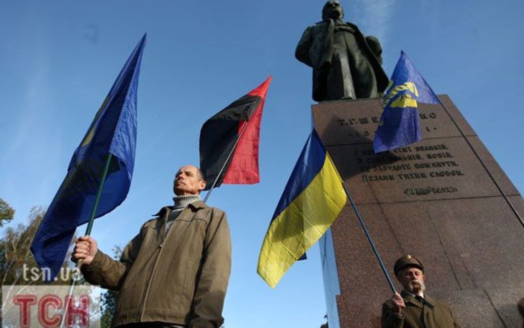 У столиці біля пам&#039;ятника Тарасу Шевченку провели мітинг за визнання УПА, на якому зібралося близько 1 тис. осіб. / © ТСН.ua