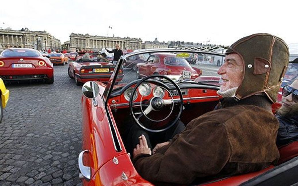 У Парижі на площі Конкорд провели парад Alfa Romeo на честь 100-річчя компанії. / © AFP