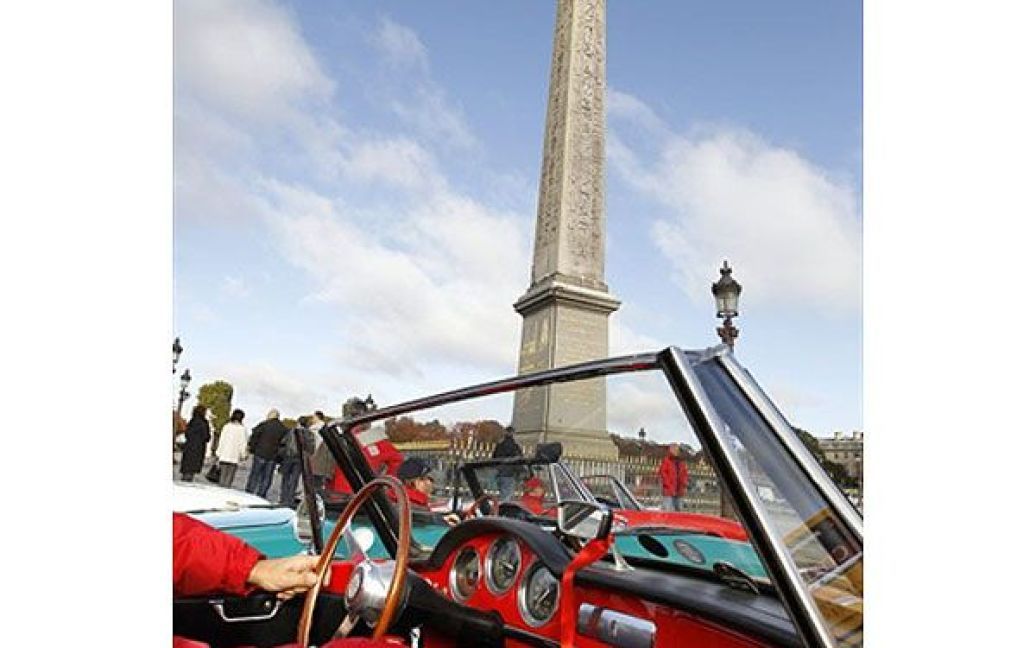 У Парижі на площі Конкорд провели парад Alfa Romeo на честь 100-річчя компанії. / © AFP