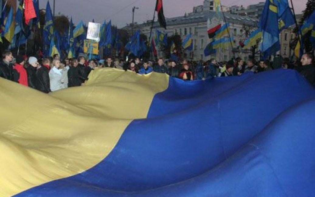 Попереду процесії несли прапор України, а в руках учасники акції тримали українські прапори і також прапори ВО "Свобода". / © УНІАН