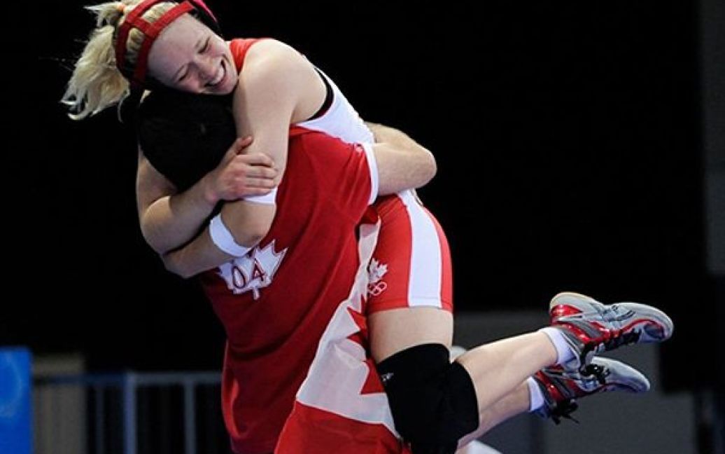 Дороті Йейтс з Канади радіє своїй перемозі у змаганнях з боротьбі серед дівчат. / © AFP