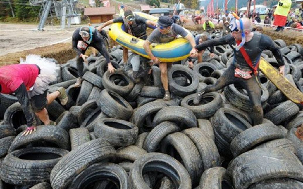 Крім бігу, учасники перегонів мали проповзти по "тунелю", пробігти по автомобільних шинах та подолати ще кілька перешкод. / © AFP
