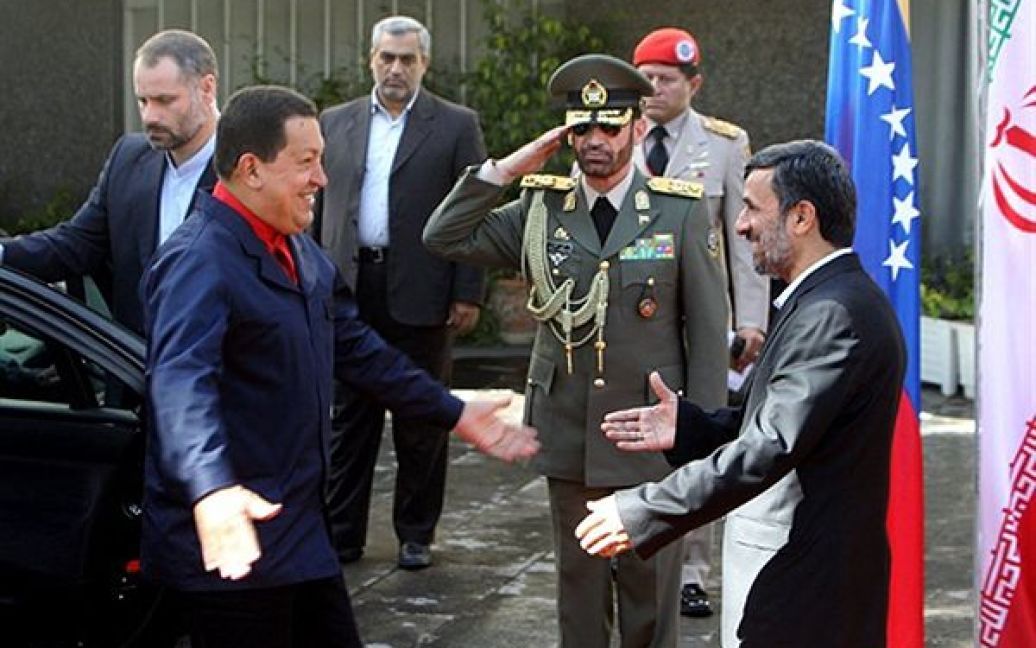 Президент Ірану Махмуд Ахмадінеджад вітається із своїм колегою Уго Чавесом під час зустрічі у Тегерані. / © AFP