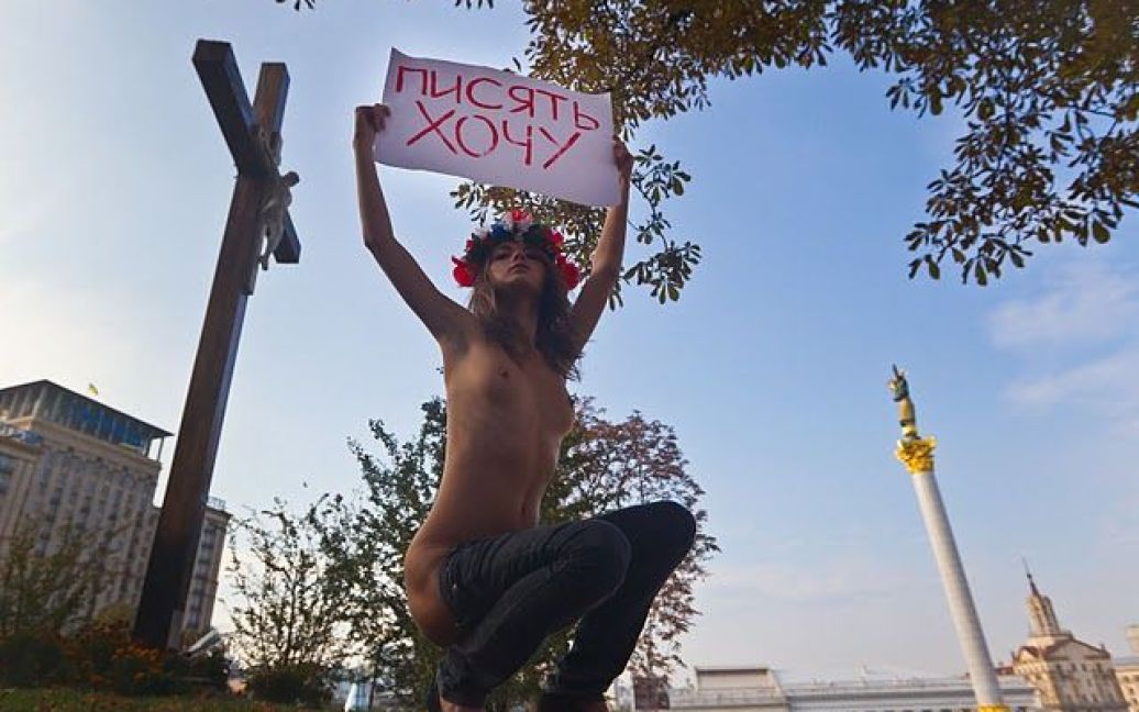 Жіночий рух FEMEN провів у центрі Києва нову "голу" акцію протесту. / © femen.livejournal.com