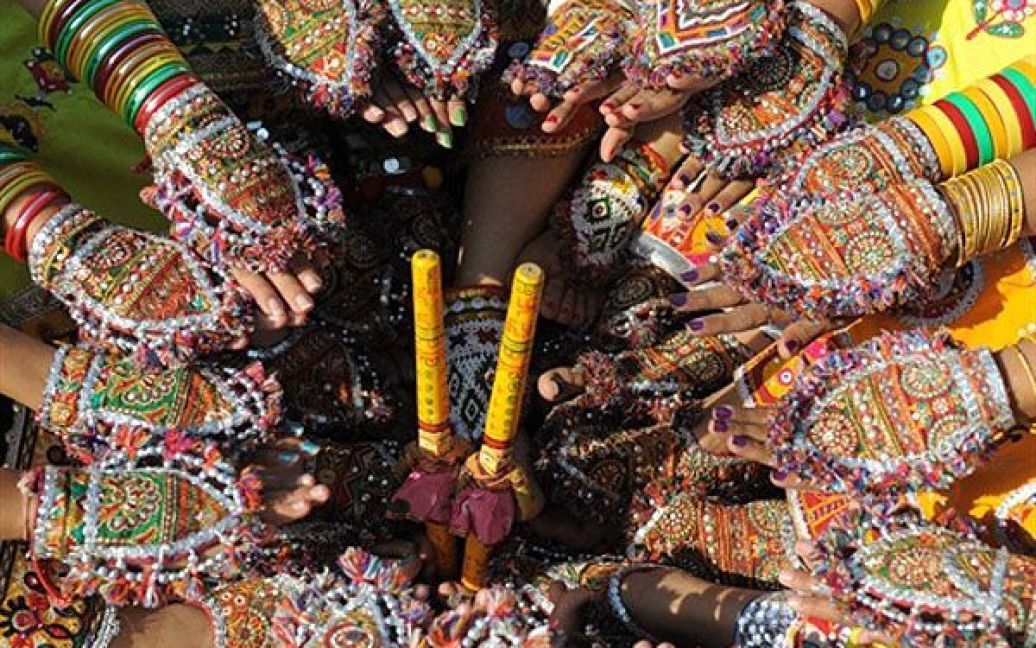 Індія, Ахмедабад. Індійські танцюристи з трупи "Ghunghat" демонструють прикрашені руки і ноги під час репетиції напередодні індуїстського фестивалю Навратрі у Ахмадабаді. Святкування Навратрі триватиме протягом дев&#039;яти діб. / © AFP