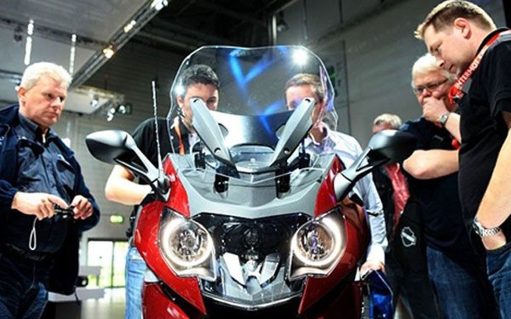 Найбільша у світі мотовиставка Intermot, яка проходить у Кельні (Німеччина), цього року зібрала більше тисячі фірм з 40 країн, які представляють мотоцикли, квадроцикли, трайки, скутери тощо. / © AFP