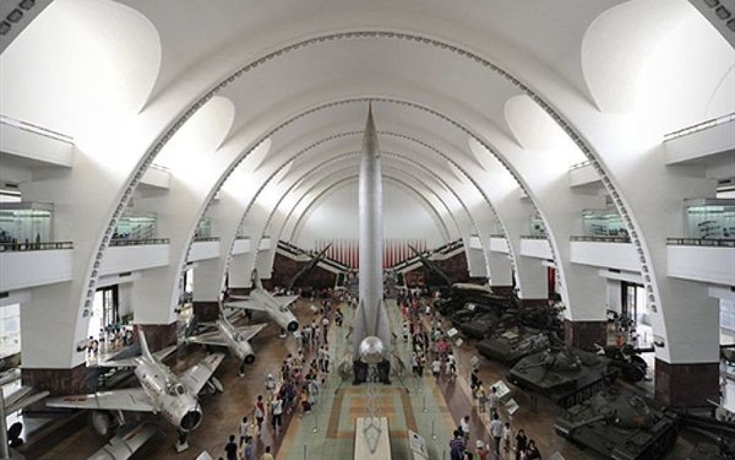 Відвідувачі оглядають експонати військового музею у Пекіні. За даними Пентагону, Китай із своїми військовими розробками може атакувати будь-яку з країн Азії у будь-який момент. / © AFP